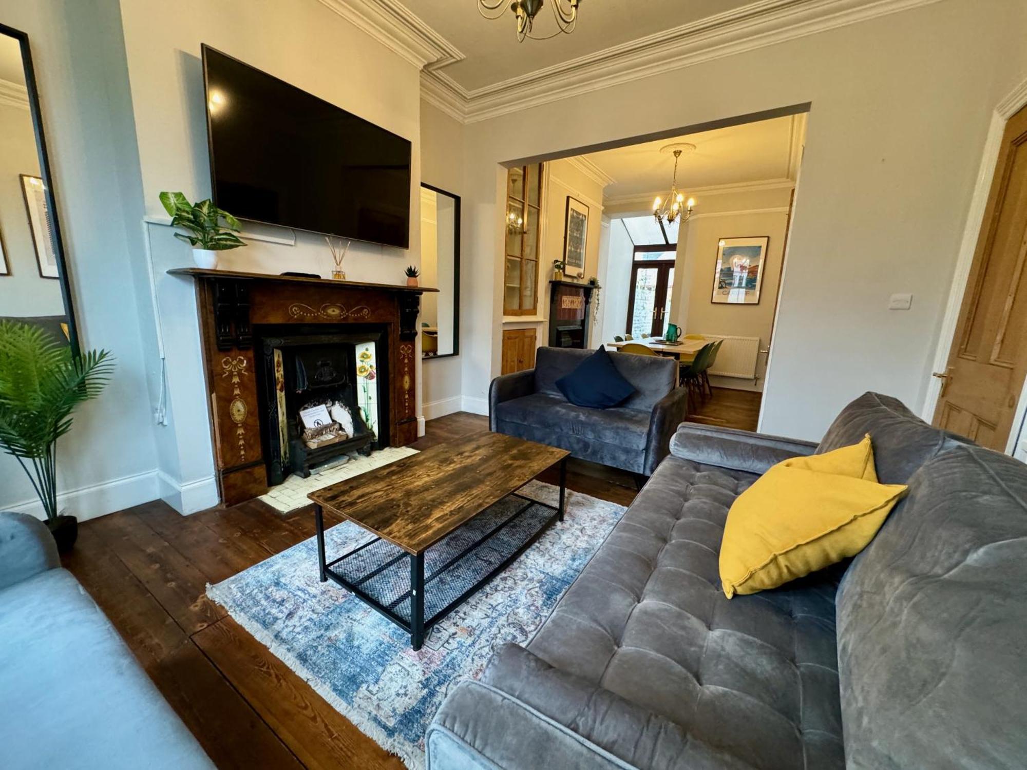 Large Citycentre Townhouse & Hot Tub, Pool Table And Offroad Parking Cardiff Luaran gambar