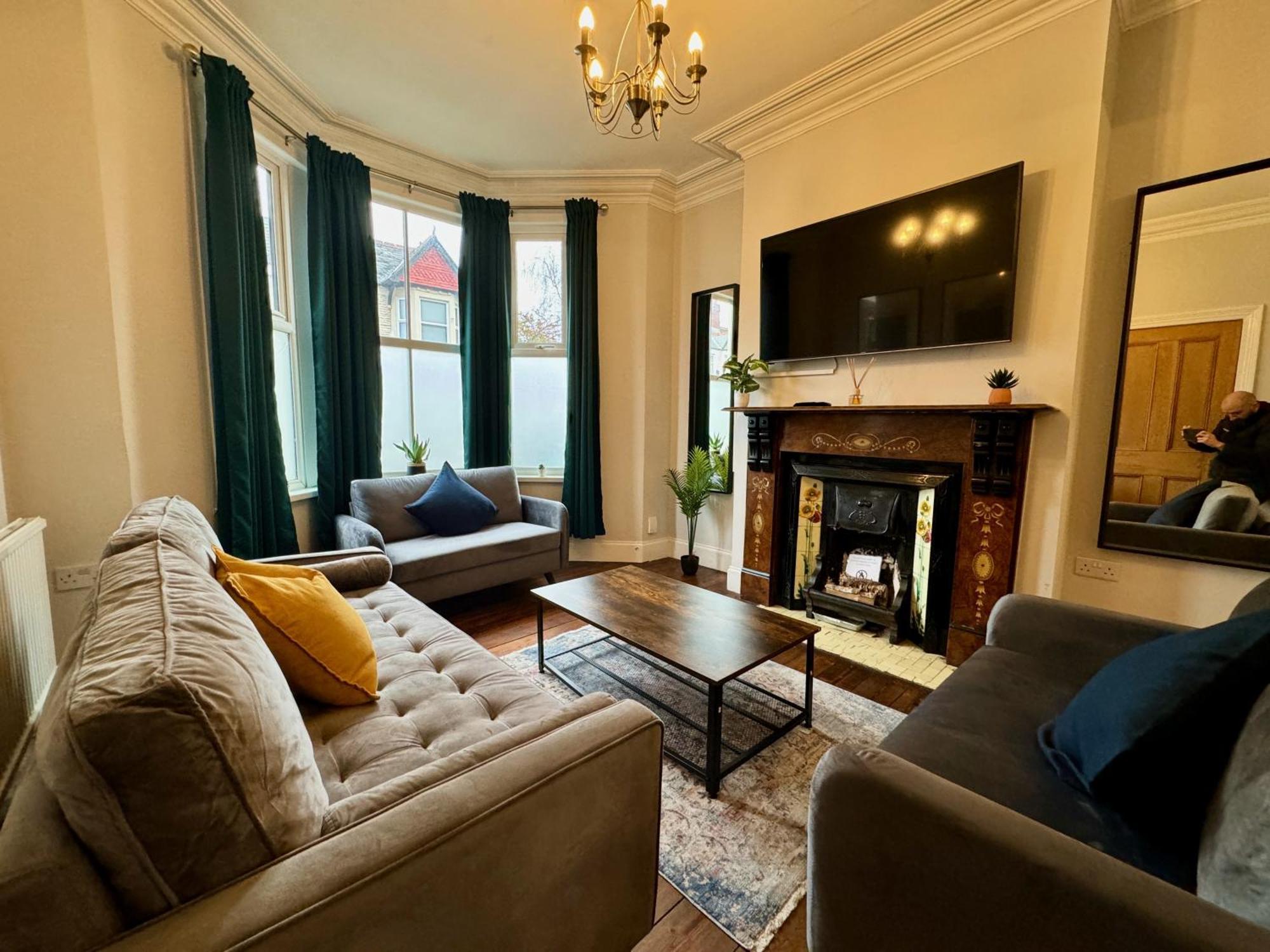 Large Citycentre Townhouse & Hot Tub, Pool Table And Offroad Parking Cardiff Luaran gambar