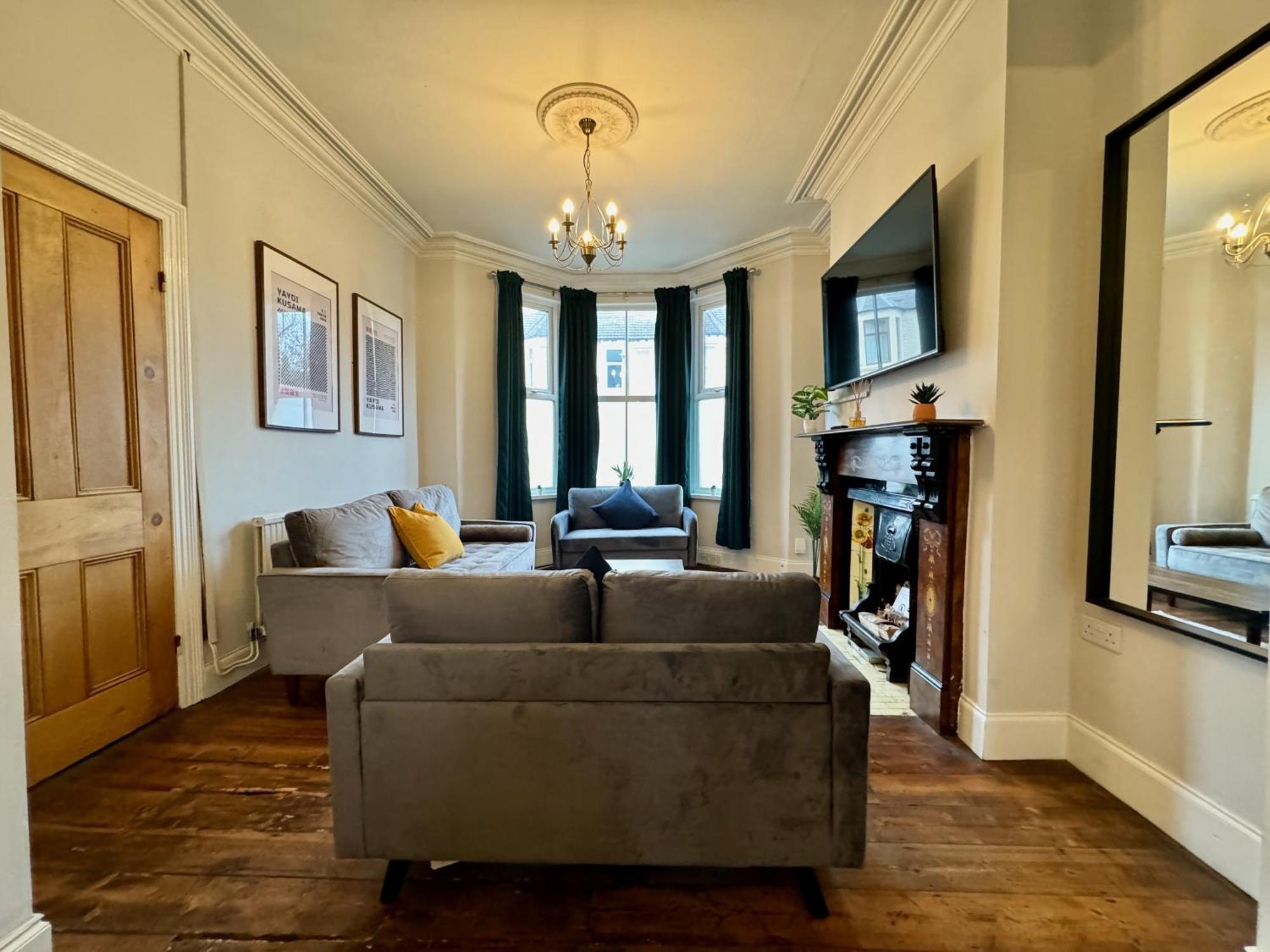 Large Citycentre Townhouse & Hot Tub, Pool Table And Offroad Parking Cardiff Luaran gambar